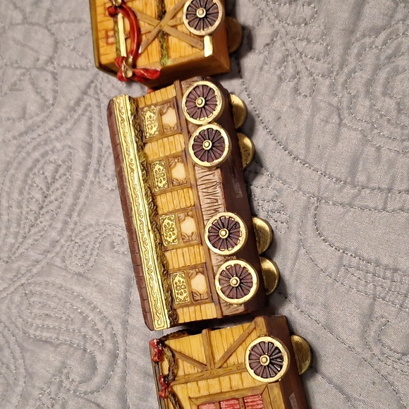 Vintage 1995 holiday express resin train set. - Picture 6 of 8
